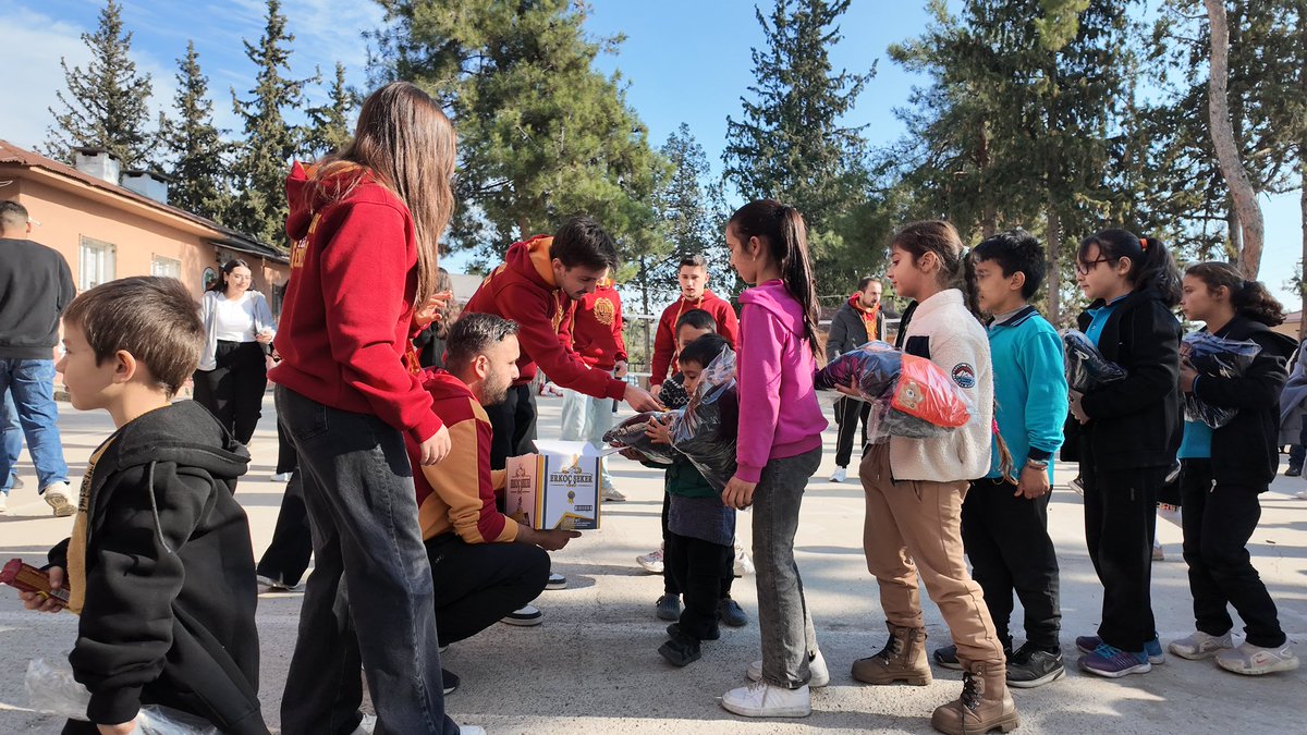 ultrAslanUNI's tweet photo. ADIM ADIM AYDINLIK YARINLARA!

#uAUNIKalpleriIsıtıyor projemiz kapsamında Mersin Tarsus’tayız. Kardeşlerimizin yüzlerinde bir nebze olsun gülümseme oluşturabilmek için her zaman yanlarındayız! #ultrAslanUNI https://t.co/801pVFWOMU