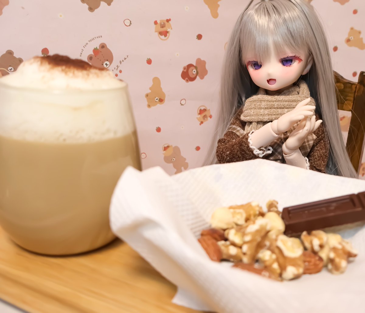 前からやりたかったお写真撮り〜❗️

夜は糖質控えめに。ソイラテにナッツと糖質zeroチョコを添えて。
ソイラテは深煎りのインディアの豆を挽いてエスプレッソに。糖質オフの豆乳でフォームドミルクを作りのせて上にココアを散らしてみました🥰

#深夜のおやつドール一本勝負
#ぐるっ子
#木茶動物園