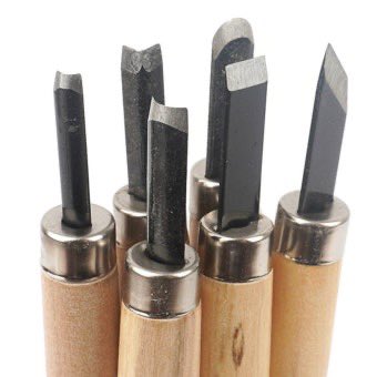 pingpong1963's tweet image. 초딩 미술시간에 판화도 했었는데 검은색 고무판 파다가 과다출혈로 실려가는 어린이들이 속출했음 그래도 쌤들은 조심해라.한마디하고 매번 두려움에 떨면서 칼질함