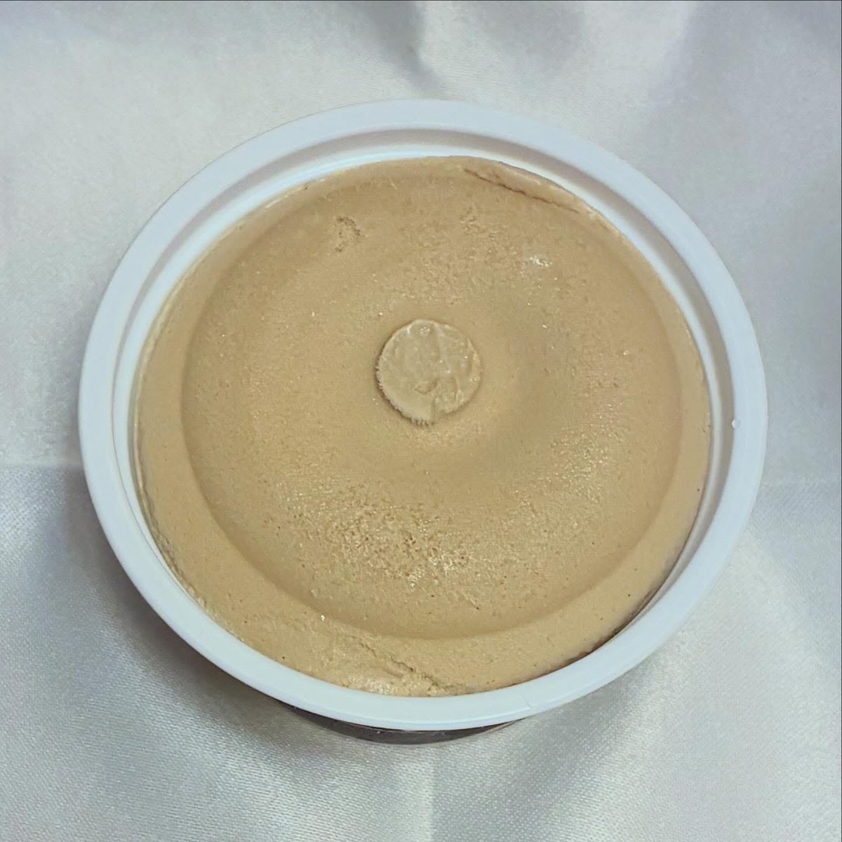 【1月7日(水)の〆アイス】スーパー『トライアル』オリジナル商品。以前バニラ味（2025年8月13日投稿）を頂きましたがこちらも同じくふんわりやわらか。甘すぎず苦すぎず丁度よい味。
『Moistyアイス　カフェラテ』 ★★★★☆
#アイス #赤城乳業