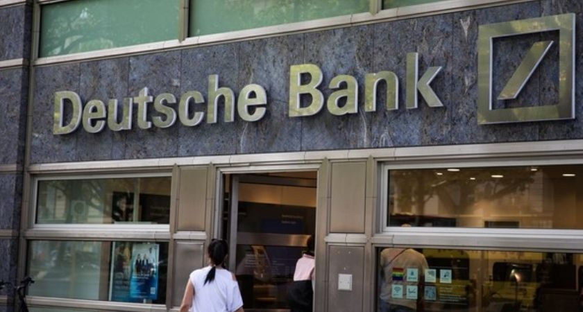 #Deutsche  Bank'tan Altın ve Gümüş Uyarısı

🔹 #Bloomberg  Emtia Endeksi'ndeki Ocak ayı yıllık ağırlık güncellemeleri, kıymetli metallerde milyarlarca dolarlık satışa yol açabilir.
🔹 #Altın fiyatlarında %3'lük geri çekilme riski var.
🔹 Ancak, enerji grubu ve kakao gibi diğer