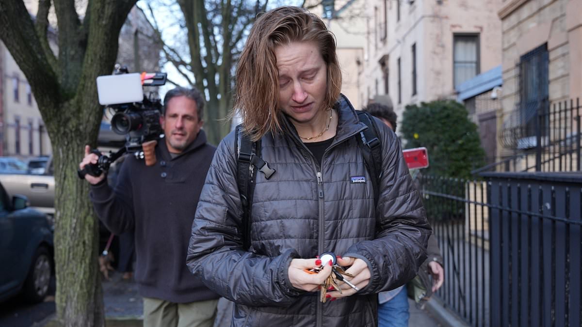 Daily_MailUS's tweet image. NYC mayoral aide who says whites owning homes is racist bursts into TEARS when asked about her mother's $1.4m home trib.al/5FbVz6S