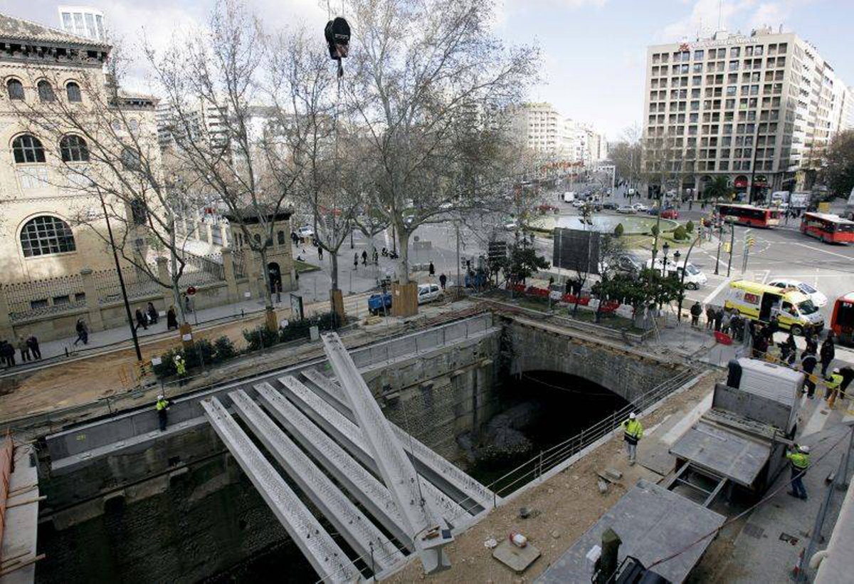 Siempre me he impresionado como El Huerva pasa bajo por #Zaragoza 

Aquí en 2010 

Somos tierra de ríos pequeña nación, que dice la Ronda de Boltaña ❤️💛