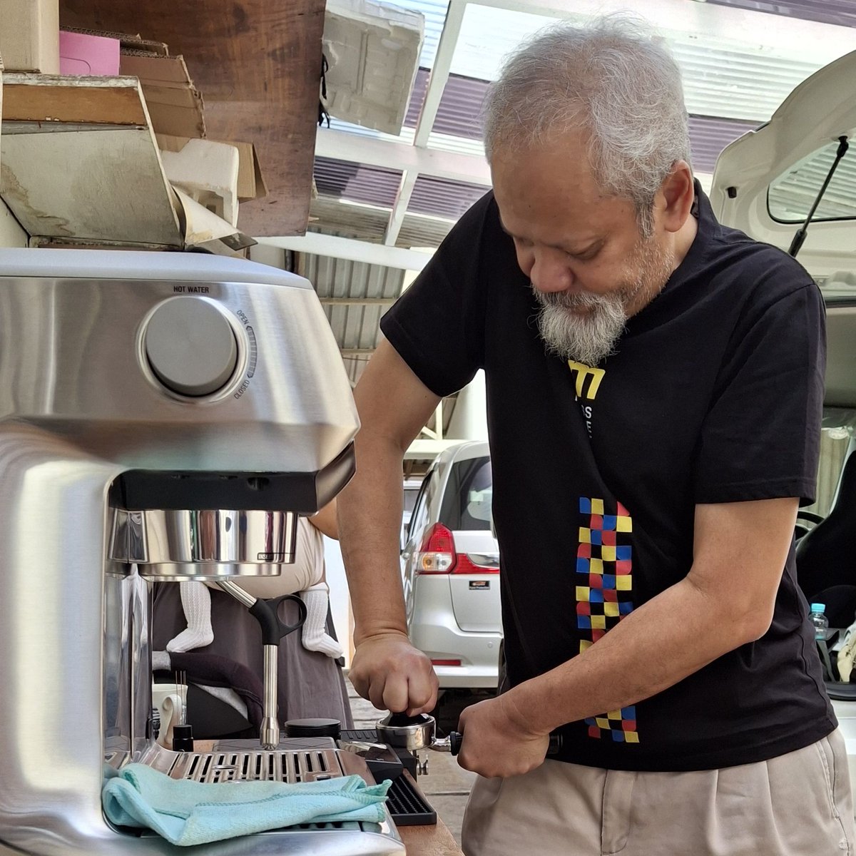 tamping coffee. kopi garasi. coffee garage