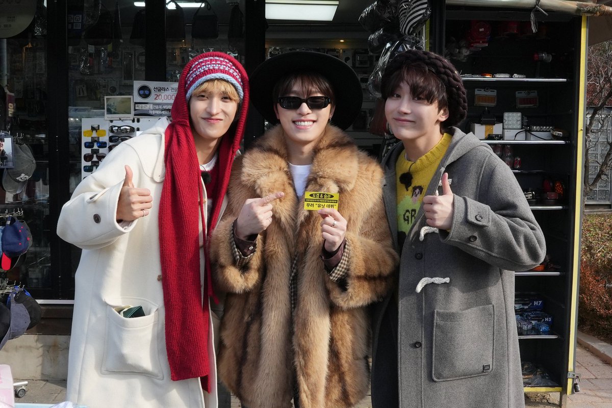 jeonghannisms's tweet image. the entire music industry in one photo omg