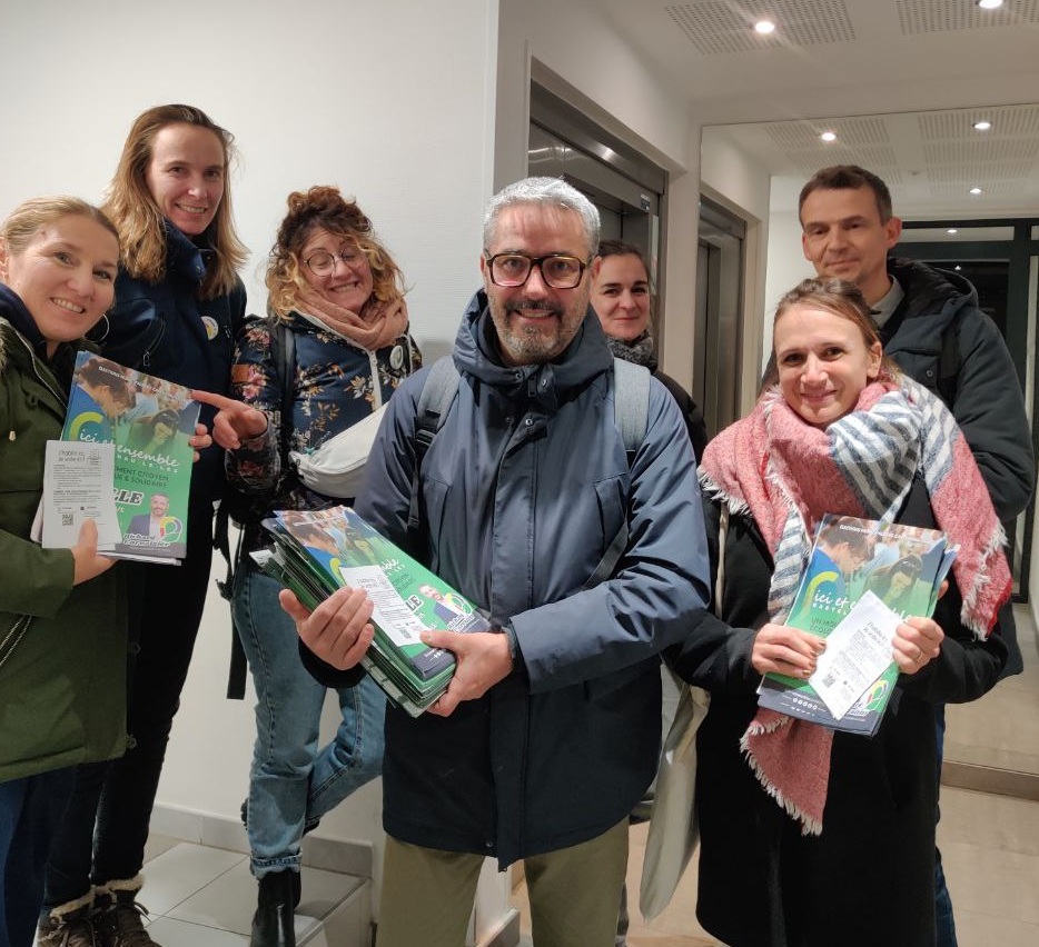 ici et ensemble à votre porte !
Chaque soir, notre équipe frappe aux portes de Castelnau-le-Lez 😄
On échange, on écoute… et on rappelle qu’il est essentiel de s’inscrire sur les listes électorales 🗳

Une ville qui avance, ça commence par votre voix ✨