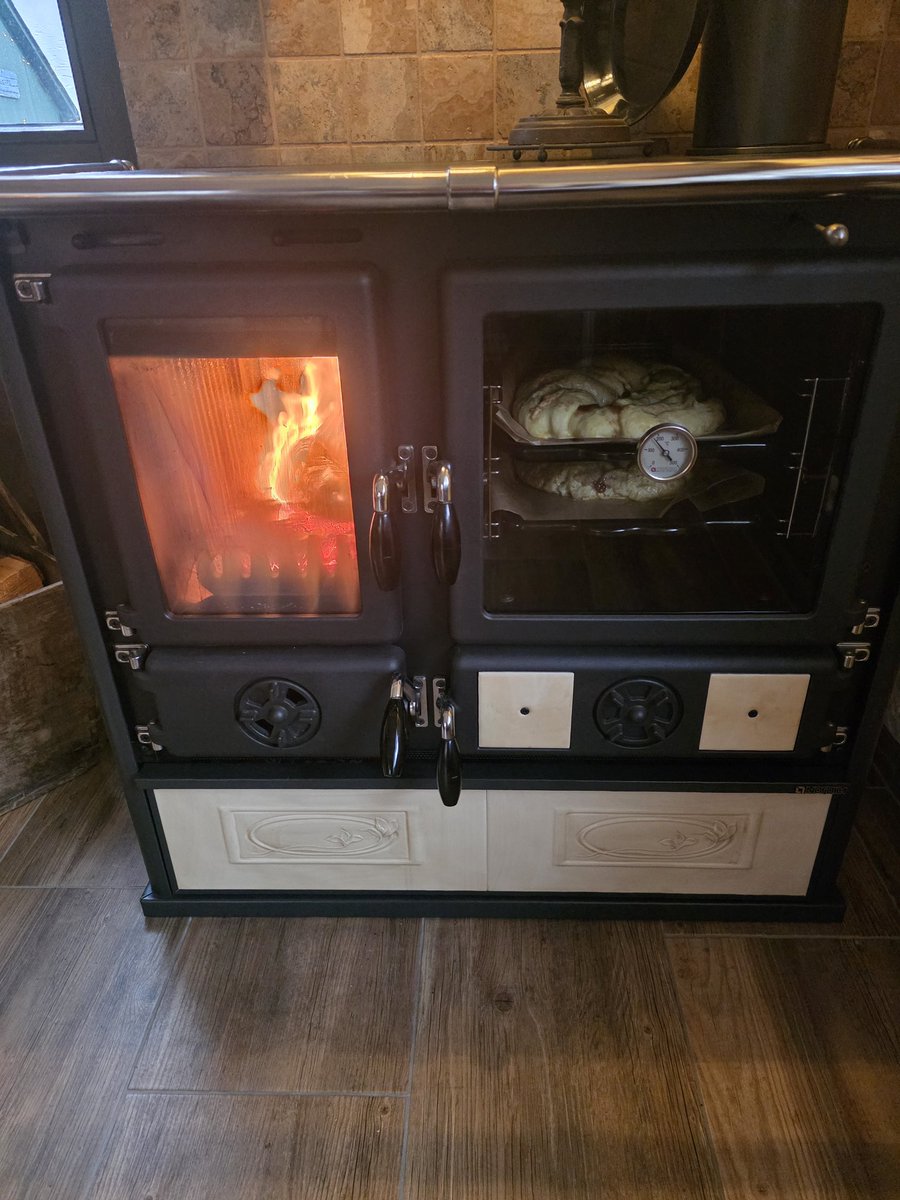 Wohl dem, der einen Holzherd hat und sogar DEN will die irre woke Klimasekte uns verbieten!
Man sieht ja an Berlin, wie sehr man diesen Leuten trauen kann!

Nuss-Hefekranz mit Marzipan gefüllt 
und Hefekranz mit Erdnussbutter und Johannisbeergelee gefüllt. Ab ins Rohr damit...