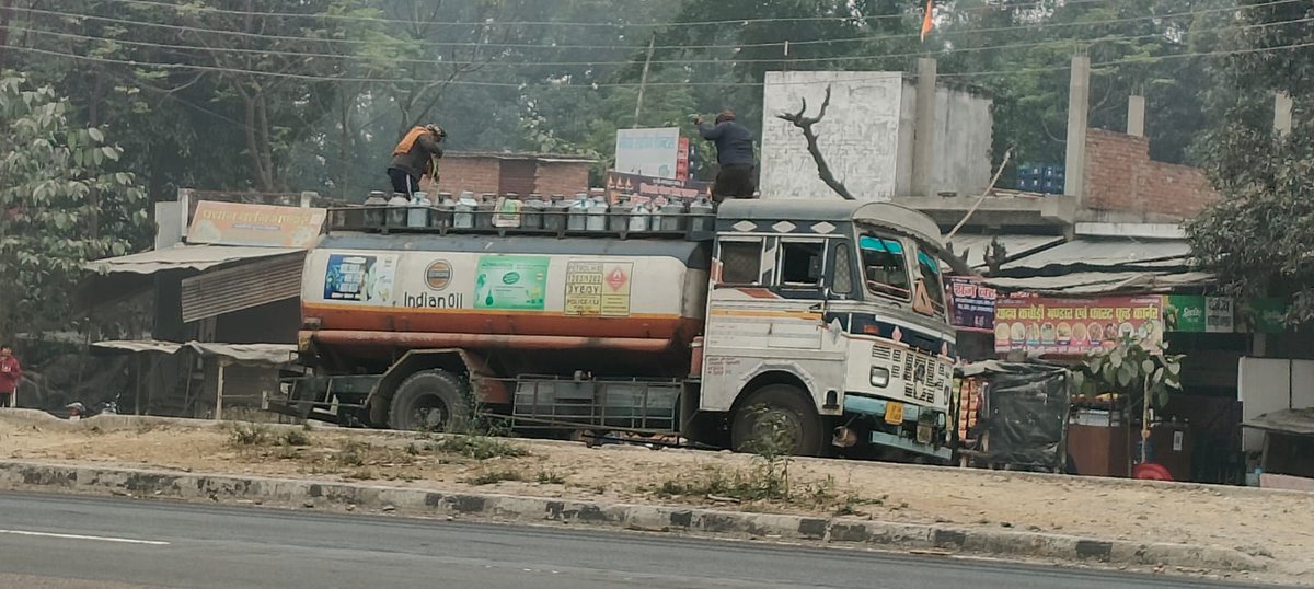 स्पष्ट आवाज अपडेट...
#इंडियन_आयल टैंकर पर लादे जा रहे दूध कैन 
सवाल यह है कि क्या इंडियन आयल टैंकर पर ऐसे कैन लादकर सवारियां भरी जा सकती है फ़ोटो वायरल है सीतापुर अटरिया कस्बे का मामला 
<a href="/dm_sitapur/">DM Sitapur</a> <a href="/IndianOilcl/">Indian Oil Corp Ltd</a> 
<a href="/RndIndianoil/">IndianOil R&D</a> <a href="/DirHR_iocl/">Director (HR), IndianOil</a> <a href="/DirHR_iocl/">Director (HR), IndianOil</a> <a href="/DirR_iocl/">Director (Refineries), IndianOil</a>