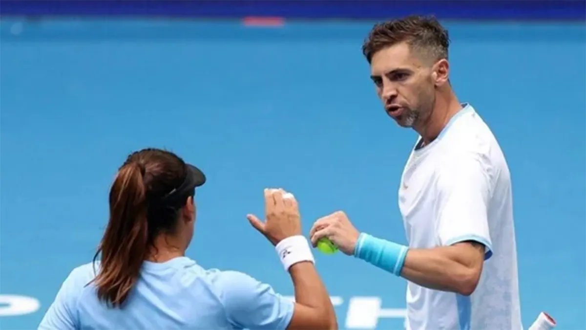 🎾🇦🇷 Argentina se despide de la #UnitedCup en cuartos tras caer 2-1 ante Suiza.

Sebastián Báez tachó a Stan Wawrinka y se mantiene invicto en el 2026.

Solana Sierra no pudo ante Belinda Bencic. Luego, en dobles, Lourdes Carlé y Guido Andreozzi cedieron ante Bendic y Jakub Paul.