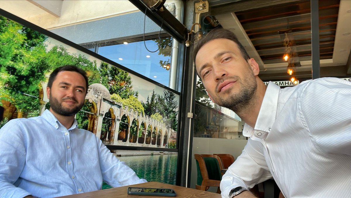 Aziz bir dostun ardından hüsn-ü şehadet…

Ömrümün önemli kısmını kendisiyle geçirdiğim, benim için öz kardeşten farksız olan Zekeriya’m vefat etti. Mülâkî olduğumuz onca yıl boyunca bir kez olsun kötü bir kelime kullandığına şahit olmadım; bir kez olsun birisine sinirlendiğine