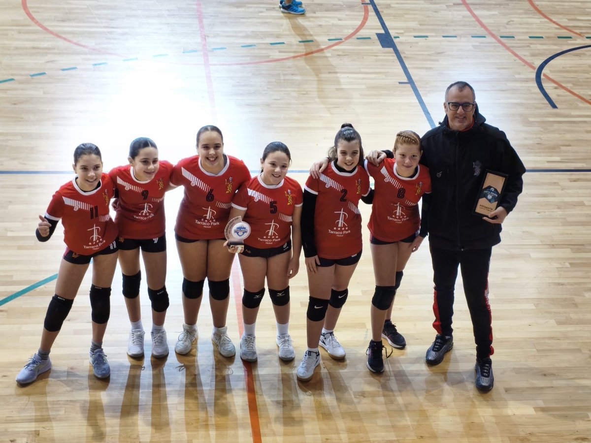 cvspsp_'s tweet image. COSTA DAURADA CUP | CAMPIONES! 🏆❤️

Amb dues victòries, les petites van brillar a la pista i es van proclamar campiones de la seva categoria, demostrant talent, il·lusió i moltes ganes de jugar. 💪🏐

#EquipsBase #CostaDauradaCup #UnClubUnaFamilia