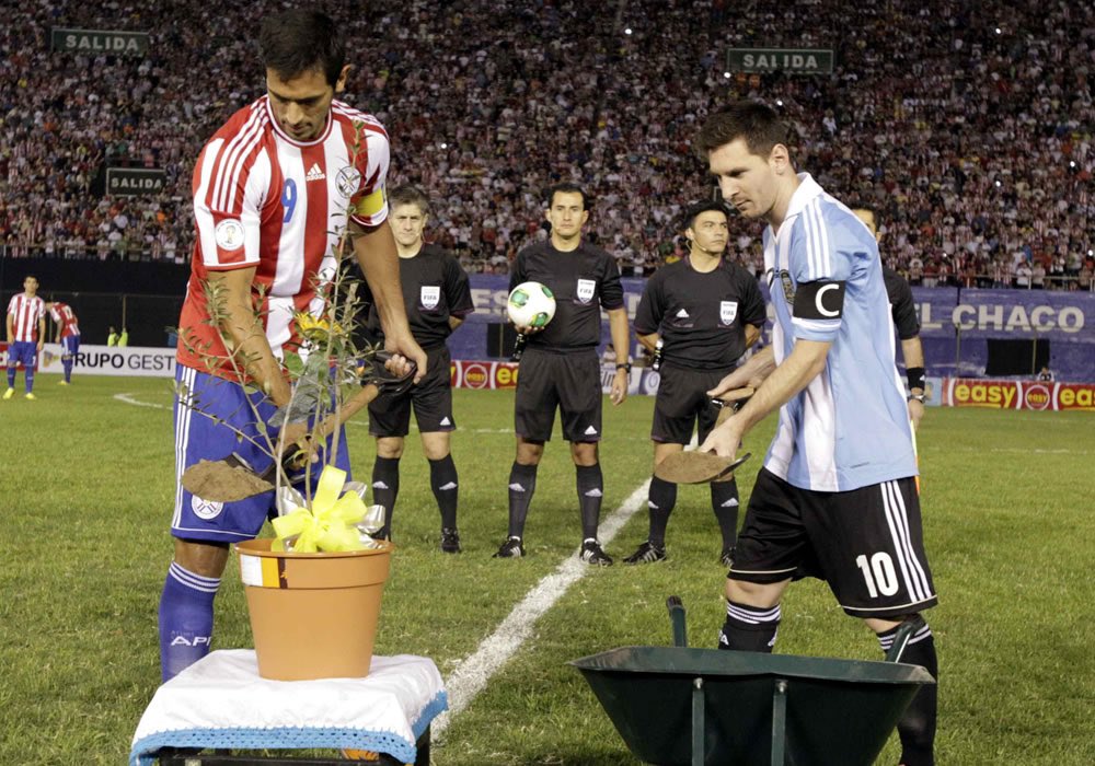 La imagen de la semana 😮‍💨

Roque Santa Cruz entrenando en Nacional junto a 𝙎𝙖𝙣𝙩𝙞𝙖𝙜𝙤 𝙂𝙖𝙡𝙚𝙖𝙣𝙤 un chico de ¡13 AÑOS! que está haciendo la pretemporada con la Academia. 

Para dimensionar, Santi nació en el año que Roque y Messi agarraron la pala el el Defensores 🪏.