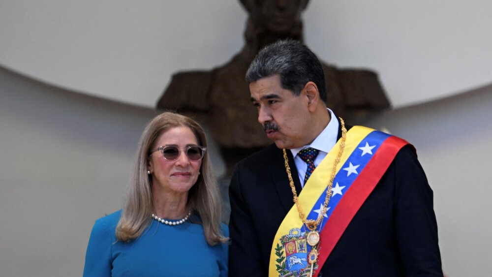 Pela violência os EUA se impõem como os juizes do mundo! A justiça ajoelhada! Com a fraude do processo judicial que coloca Nikolas Maduro e Cilia Flores no banco dos réus, os EUA escacaram o caráter ideológico e classista do aparelho judiciário.