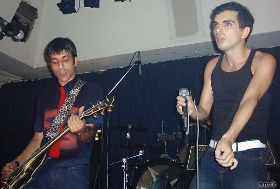 GustavoUltrapop's tweet photo. Ale Sergi cantando Dandy Rock Club con DDT en la Pop City, no sabemos que año pero seguramente 2002. https://t.co/pVB826UqDS