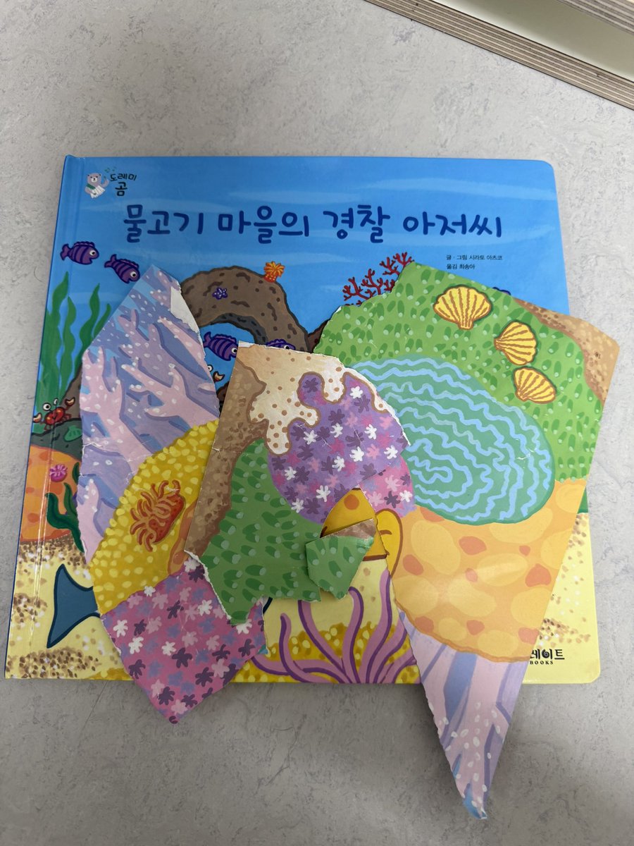 이책은 정체가 뭐냐…
사은품으로 받은건데 왜 애가 저 곰보물고기
니코새키만 보면 난리가 나는거냐…
니코다!! 하면 개집중한다 갑자깈ㅋㅋ
곰보물고기가 미래다
난리쳐서 책은 다 찢어짐 😂