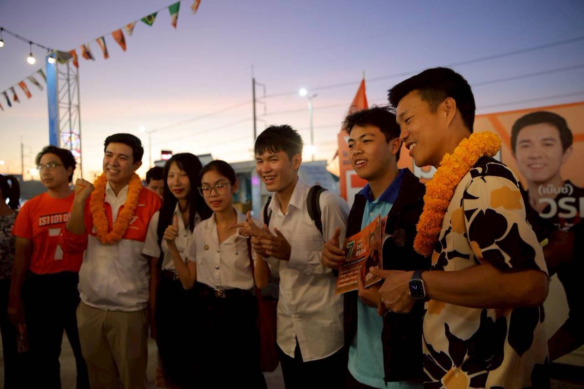 การลงพื้นที่จังหวัดชลบุรีในครั้งนี้ ทำให้ผมรู้สึกอบอุ่นและมีกำลังใจอย่างยิ่ง ขอขอบคุณพี่น้องชาวชลบุรีทุกคน สำหรับการต้อนรับและกำลังใจที่มอบให้ตลอดทั้งวัน
.
หน้าที่ของพวกเราคือการทำงานอย่างจริงจัง เพื่อพิสูจน์ให้พี่น้องประชาชนเห็นและเชื่อมั่นในการทำงานของพวกเรา