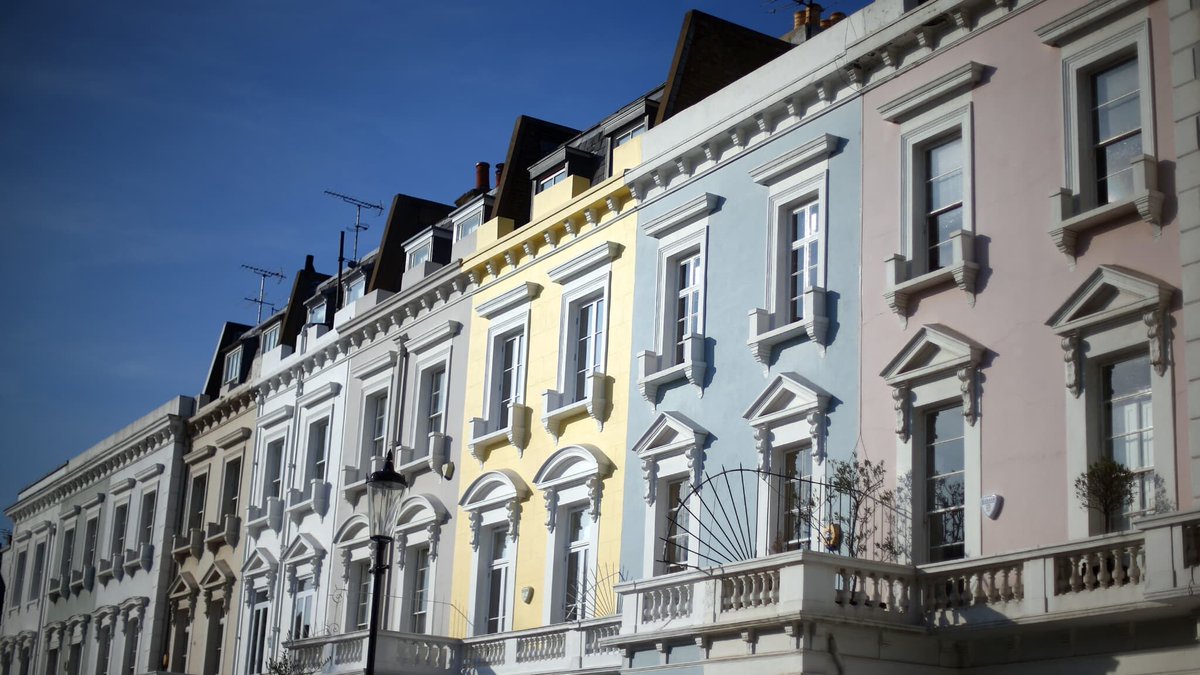 BFMImmo's tweet photo. Certains propriétaires "pris de panique" font des rabais de 50%: à Londres, les départs de riches s'accélèrent, les ventes à plus de 5 millions chutent de 18% et c'est tout le marché de l'immobilier de luxe qui vacille
https://t.co/Q2AwPPPIDs https://t.co/vA12K51IVy