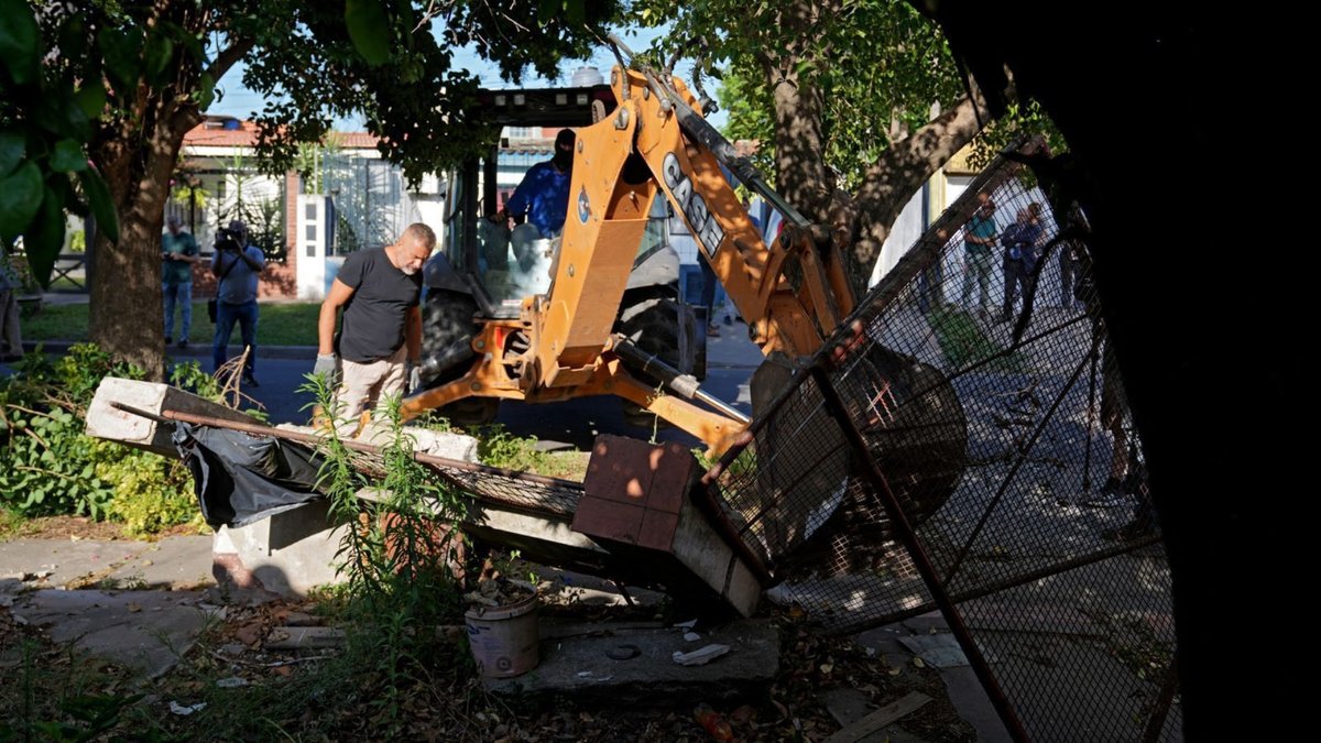 Derriban un búnker de venta de drogas en barrio Las Flores

👉Leé la info en apurainfo.com/derriban-un-bu…

<a href="/emergenciasAR/">red de emergencias</a> <a href="/Superalitita/">Super Ali</a> <a href="/CalleDeRosario/">CalleDRosario</a>