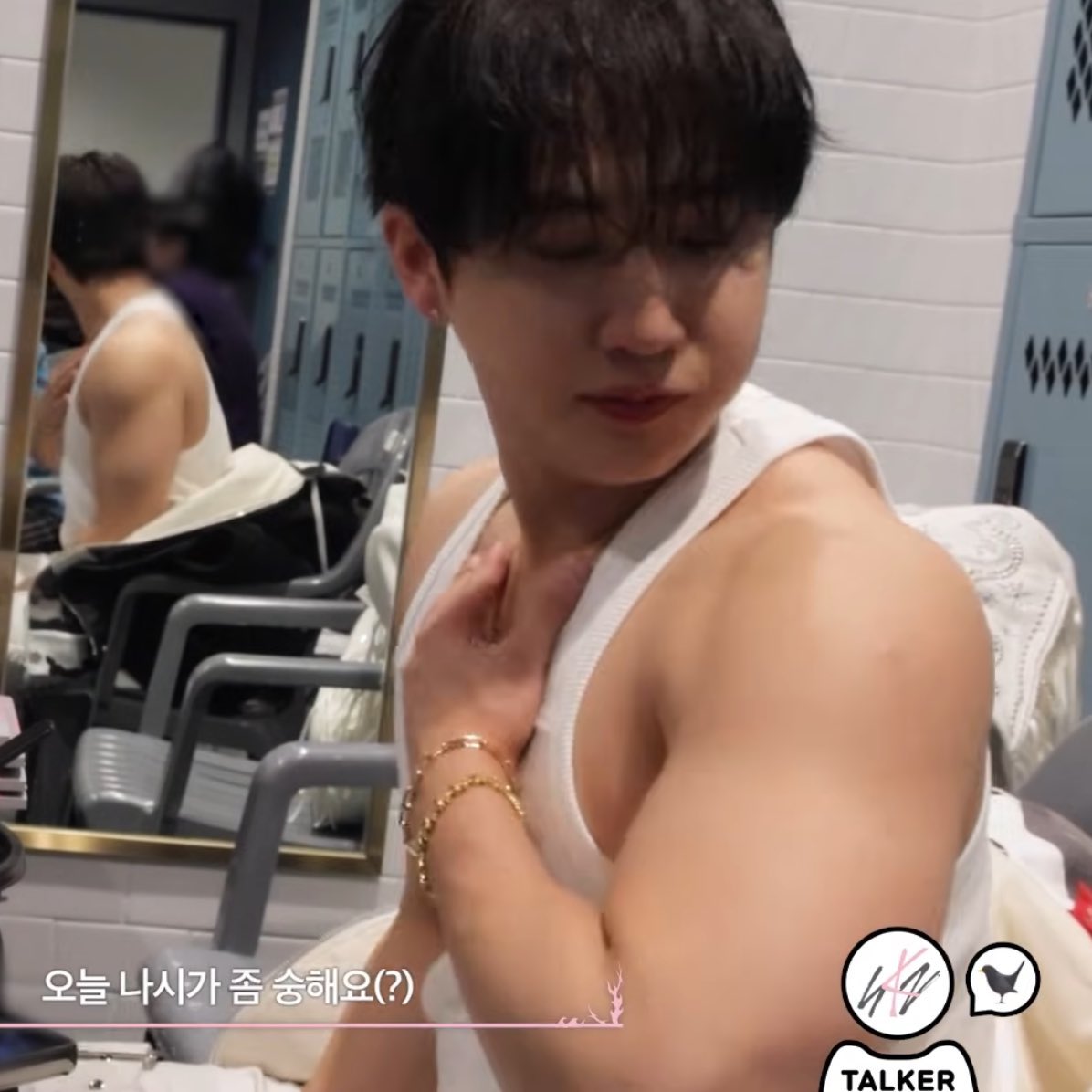 madiseolarrr's tweet image. this is my favorite genre of chngbn,.. adorable face and totally not distracting muscly arms on display 🙂‍↕️