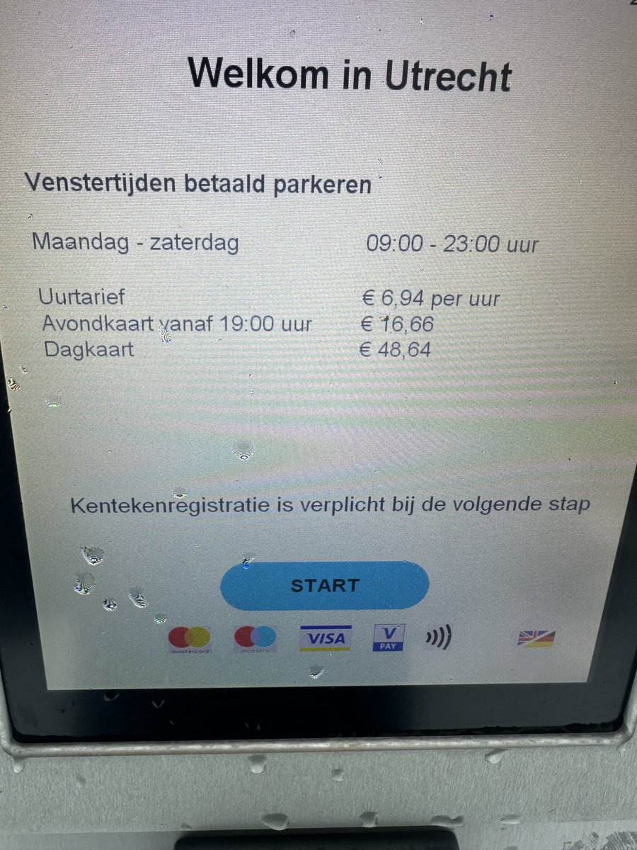 radboudspruit's tweet image. Mijn dochter krijgt een parkeerboete omdat ze eerste kerstdag ‘s avonds bij mij was. 
Veel gemeenten zien die dag als een zondag.  @GemeenteUtrecht niet. 
Wij wisten dat niet.
Welke zieke geest stuurt zo’n avond ambtenaren de straat op om mensen te bekeuren die dit ook niet weten