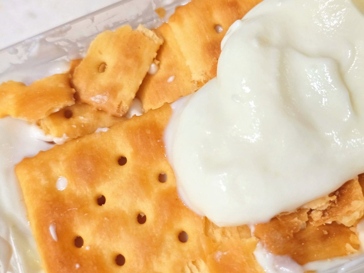 hyunxmugi's tweet image. ผมลองทำแล้วนะครับ วันนี้ลองทำทั้ง 2 สูตรเลย 🫙🍓🧀

อันแรกเป็น 빠다코코낫 คือ Butter Coconut cracker หรือ Butter Coconut biscuits ก็ได้

อันที่สอง สูตรคนเกาหลีที่ฮิตใน Reels คือ ใช้ cracker ที่เป็นรสชีสเลย 

ใช้ Greek Yogurt แบบที่ไม่แห้งจนเกินไปนะครับ ถ้าแห้งไปขนมจะไม่อร่อย…