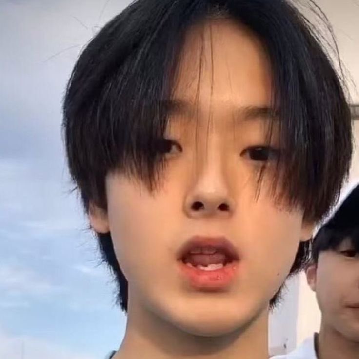 อ่านกระทู้ใน theqoo คนเกาหลีบอกว่าหน้าฮยอนจุนคือหน้าทรงจิ้งจอก แล้วเขาก็ชอบกันมากเลยด้วย

#HYUNJUN #SMTR25