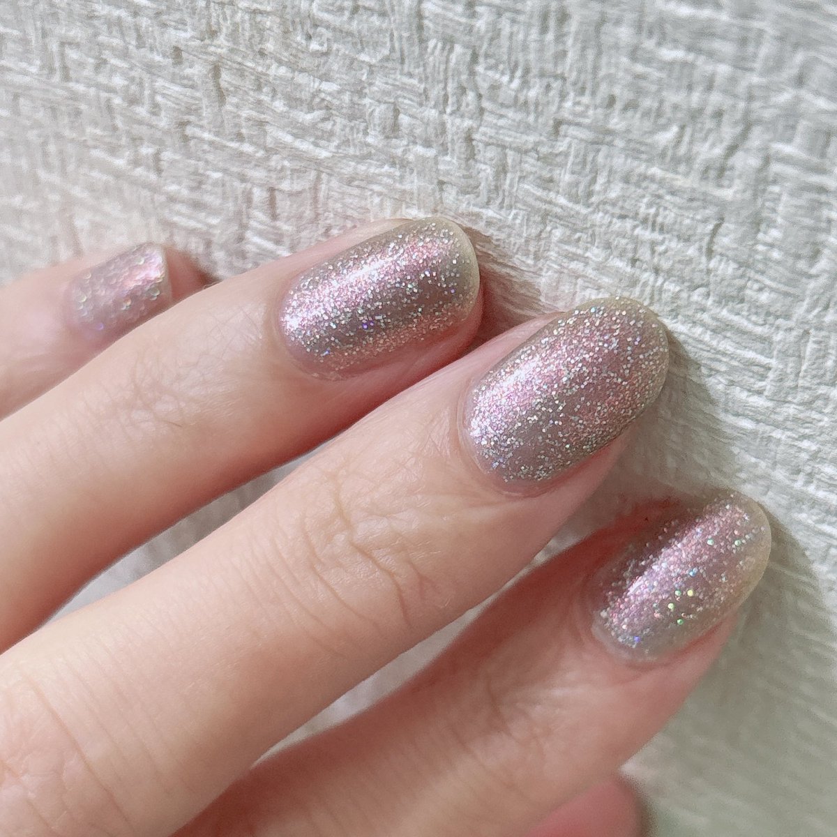 《使用色》
iLLO pink ghost

ピンクゴーストは肉眼が1番素敵😭✨
1枚目は太陽光で、2枚目が白の室内灯💡

何度でも手元見てしまうぎゃんぎゃんの素敵ラメでした…！めちゃくちゃ可愛い…！

早くまた塗りたいカラーです👻🩷

#セルフネイル