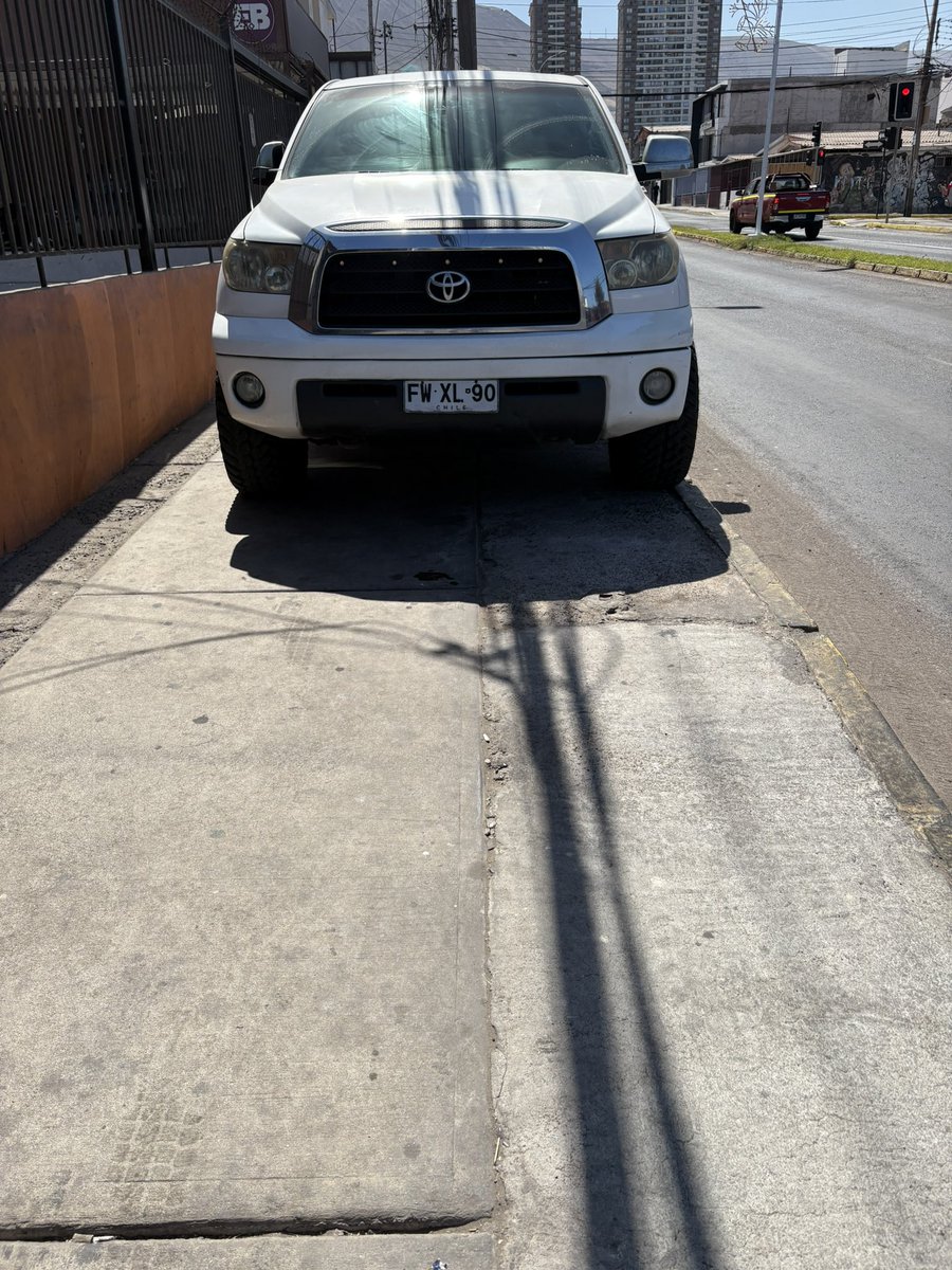 Ojalá al dueño de este vehículo, no le moleste que los peatones queramos transitar por la vereda aquí en Tadeo Haenke a la altura del 1980, ya que al parecer él es el dueño de los espacios públicos.
<a href="/MTTTarapaca/">SeremiTT Región de Tarapacá</a> <a href="/CarabTarapaca/">Carabineros Región de Tarapacá</a> <a href="/Mandriles_Iqq/">🏴 Mandriles Iquique 🏴</a>