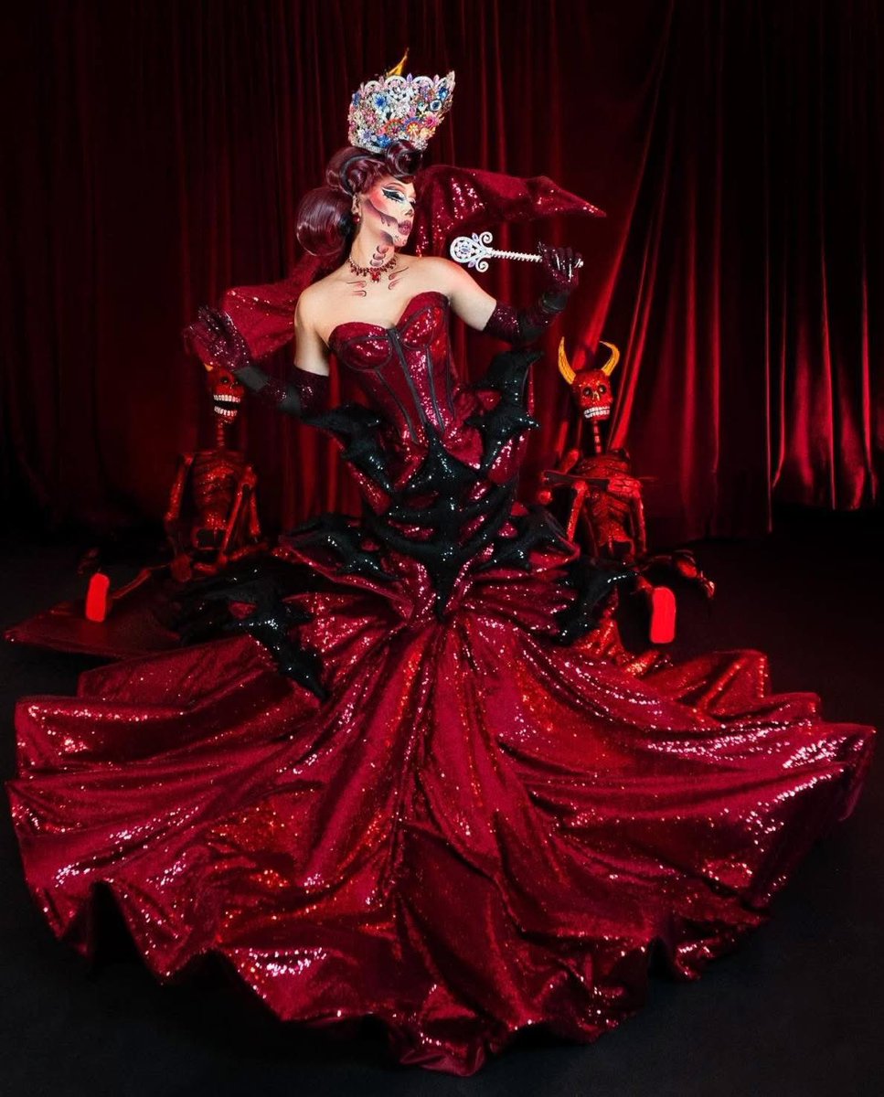 Fotos oficiales de Madre <a href="/NaylaDowns/">Nayla Downs</a> como reina coronada de “La Más Draga 7”