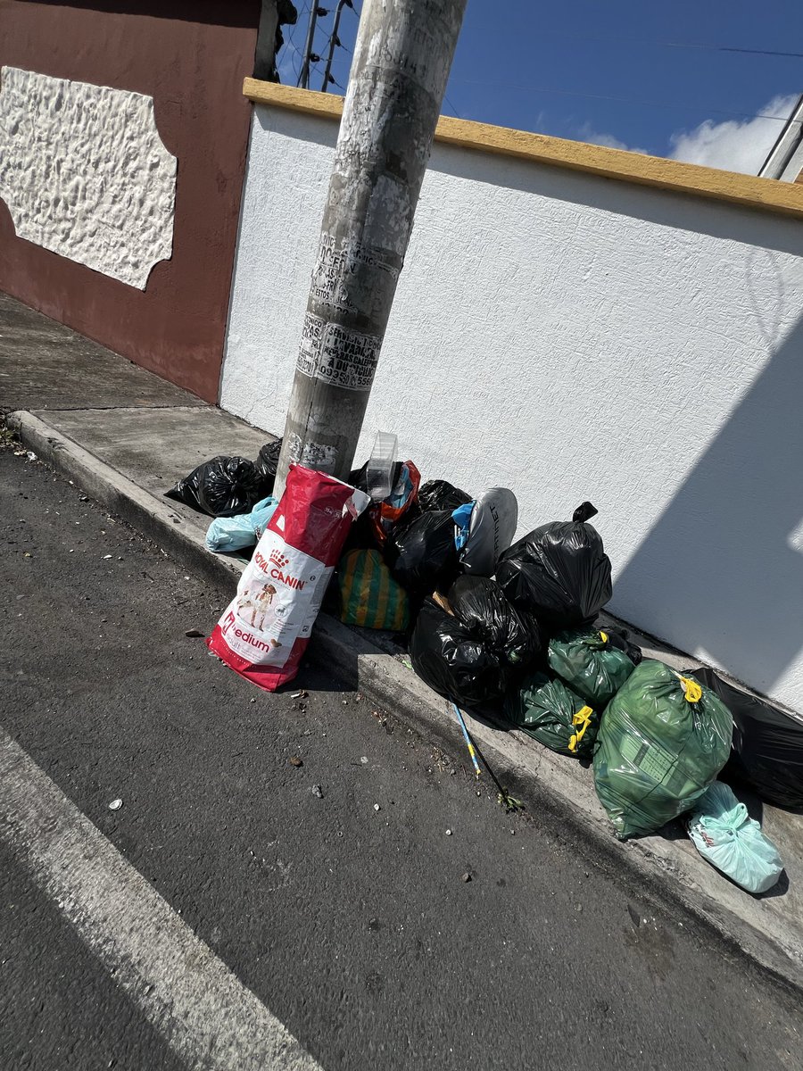 karijanevel's tweet photo. @EmAseoQuito que pasó con el servicio de recolección de basura en el Valle de los Chillos, Cantón Quitó??? Desde ayer no se recoge https://t.co/ny0eqiByf8