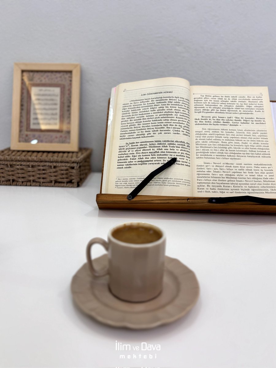 مَنْ طَلَبَ الْعِلْمَ، كَانَ كَفَّارَةً لِـمَا مَضَى. ابْنُ قَانِعٍ طب ت وَضَعَّفَهُ عَنْ عَبْدِ اللهِ بْنِ سَخْبَرَةَ عَنْ أَبِيهِ.

"Kim ilim öğrenirse, geçmiş hata ve kusurlarını silmeye, bu ilim öğrenmesi vesile olur. Kefaret olur. Eski günahlarını Allahu Teâlâ affeder