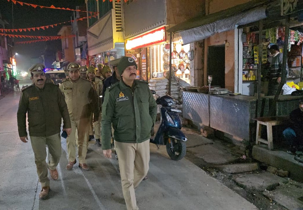 auraiyapolice's tweet photo. #UPPolice
#foot_patrolling
पुलिस अधीक्षक औरैया द्वारा जनपद की कानून व्यवस्था को प्रभावी व सुदृढ़ बनाये रखने के दृष्टिगत थाना अछल्दा पुलिस बल के साथ थाना अछल्दा क्षेत्र के मुख्य चौराहों, बाजारों तथा सार्वजनिक/भीड़भाड़ वाले स्थानों पर पैदल गस्त करते हुए संदिग्ध व्यक्ति/वाहनों को चेक किया व लोगों से संवाद करके उनको सुरक्षा के प्रति आश्वस्त किया गया।