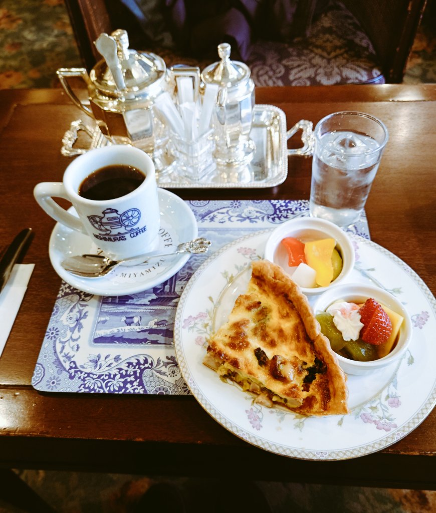 大ゴッホ展に行く前に北野坂のにしむら珈琲でキッシュセット
意外とボリュームあり
ここに来るといつも優雅な気分になれる