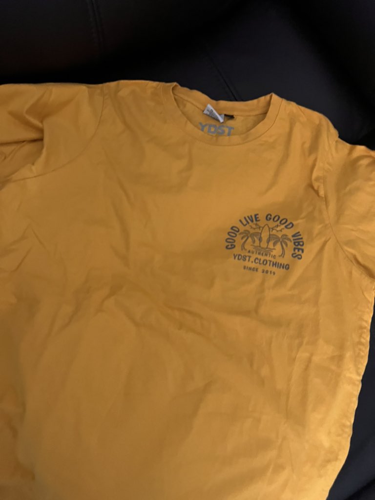 prettyr3njun's tweet photo. guys aku jujur udh capek jualan baju preloved aku, ini kalian terserah mau bayar brp😭 tolonggg aku banyak bgt baju.. masih banyak dari ini😭 bisa oren aku dom jakarta barat https://t.co/su8L3xBmuK