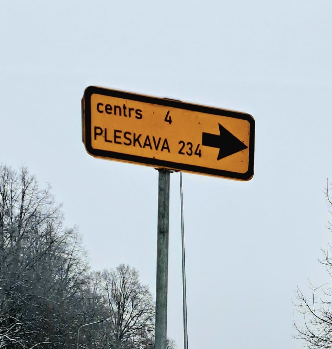 Zīme jaunizbūvētajā aplī pie A2 šosejas Siguldā. Atbildīgie ir tik smagi sovjetizēti, ka Pleskavas virzienu uzskata par būtiskāko. Nevis, piemēram, Alūksni. Nožēlojami.