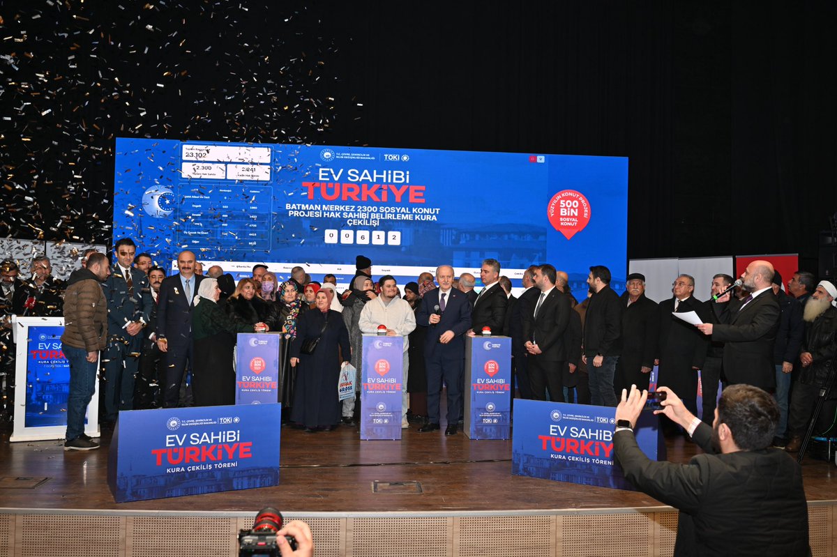 📍 Ev Sahibi Türkiye – Yüzyılın Konut Projesi

Cumhurbaşkanımız Sayın Recep Tayyip Erdoğan’ın liderliğinde yürütülen 500 Bin Sosyal Konut Projesi kapsamında, Batman’ımızda toplam 3.810 konutun kura çekimi Çevre, Şehircilik ve İklim Değişikliği Bakan Yardımcısı Sayın Hasan