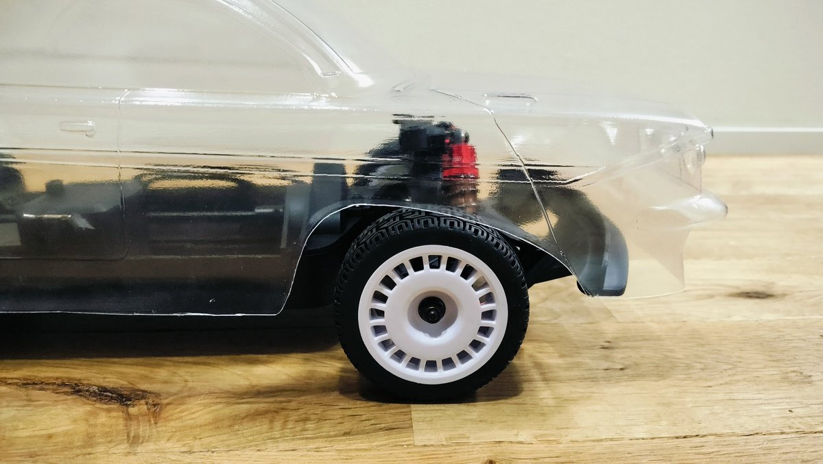 airacomet_p59rc's tweet photo. Option No.1のラリー用に使おうと思って買ってたボディ、カットして仮合わせしてみた。
WB260mmのボディなのでちょうどいいぐらい、ただフロントオーバーハングが短すぎるww
ウレタンバンパー外せば付かなくはないけど、2.5T載せるのにそれは余りにも怖い( ・ั﹏・ั)
#absima
#AX01 https://t.co/kbEFdldrcx