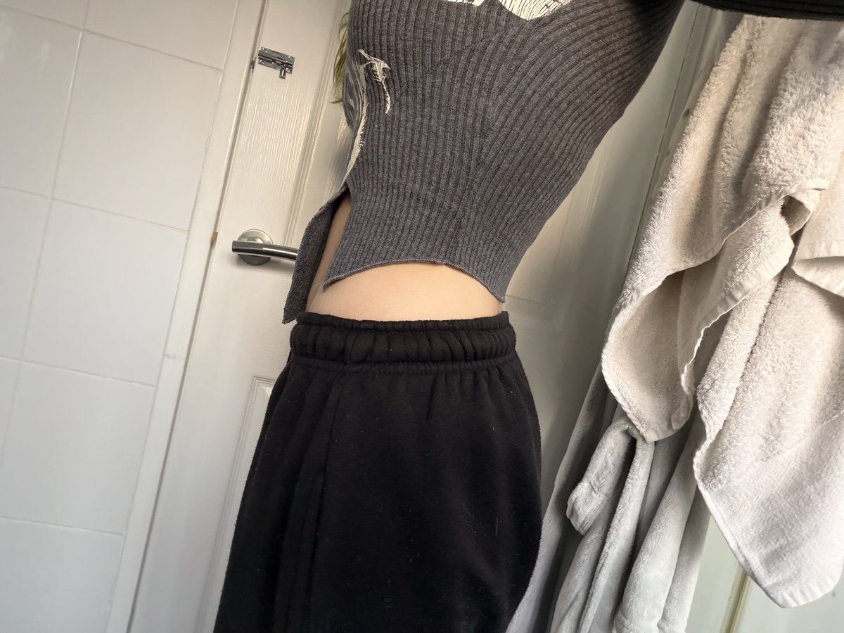 bugxic's tweet image. woke up with a flat ahh belly today 🥳 time to ruin it with FOOOOODDDDDD