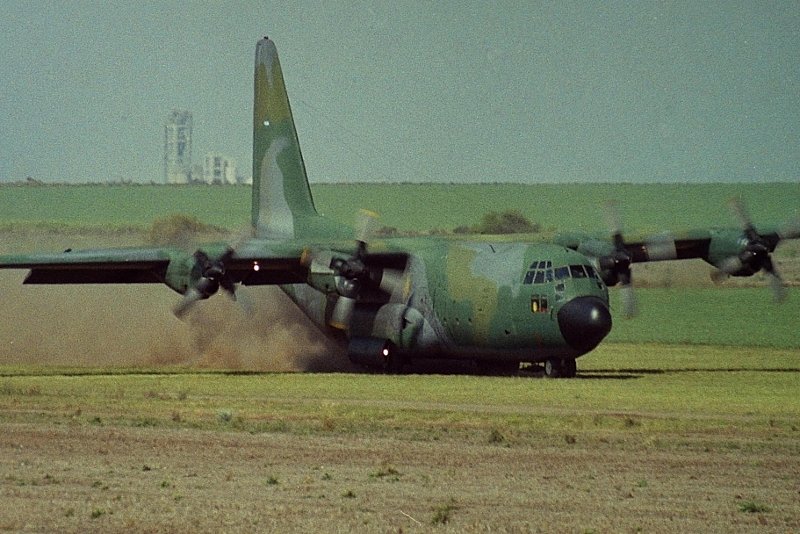 facuc150's tweet image. Hermosas fotos de Ignacio Collia durante el ejercicio Libertador 1998 en La Mezquita. Hércules C-130 a pleno