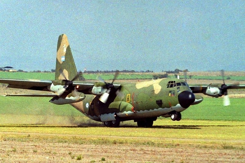 facuc150's tweet image. Hermosas fotos de Ignacio Collia durante el ejercicio Libertador 1998 en La Mezquita. Hércules C-130 a pleno