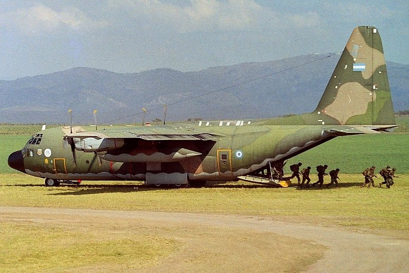 facuc150's tweet image. Hermosas fotos de Ignacio Collia durante el ejercicio Libertador 1998 en La Mezquita. Hércules C-130 a pleno