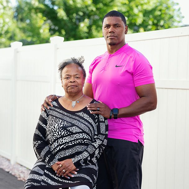 Cultination1's tweet photo. 🇺🇸😱IL RECHERCHE SES PARENTS BIOLOGIQUES… ET DÉCOUVRE QUE SON MENTOR DEPUIS 28 ANS EST SON PÈRE.

Deland McCullough, entraîneur des running backs des Kansas City Chiefs, adopté bébé en 1973, a grandi sans connaître ses origines.

À 44 ans, père de 4 garçons, il décide de lancer des recherches et obtient en 2017 ses dossiers d’adoption : sa mère biologique est Carol Briggs, alors lycéenne de 16 ans, qui l’a placé en adoption en 1972.

Après un contact émouvant avec Carol, celle-ci révèle l’identité du père : Sherman Smith, son coach adoré depuis le lycée (1992), mentor depuis 28 ans et ancien joueur NFL, qui l’a guidé tout au long de sa carrière.

Un test ADN confirme le lien à 99,99 %. Sherman, marié depuis 42 ans, découvre qu’il a un fils adulte, choc et joie immense.

Deland a déclaré : "Si j'avais choisi un père idéal, ça aurait été lui." ( ESPN )