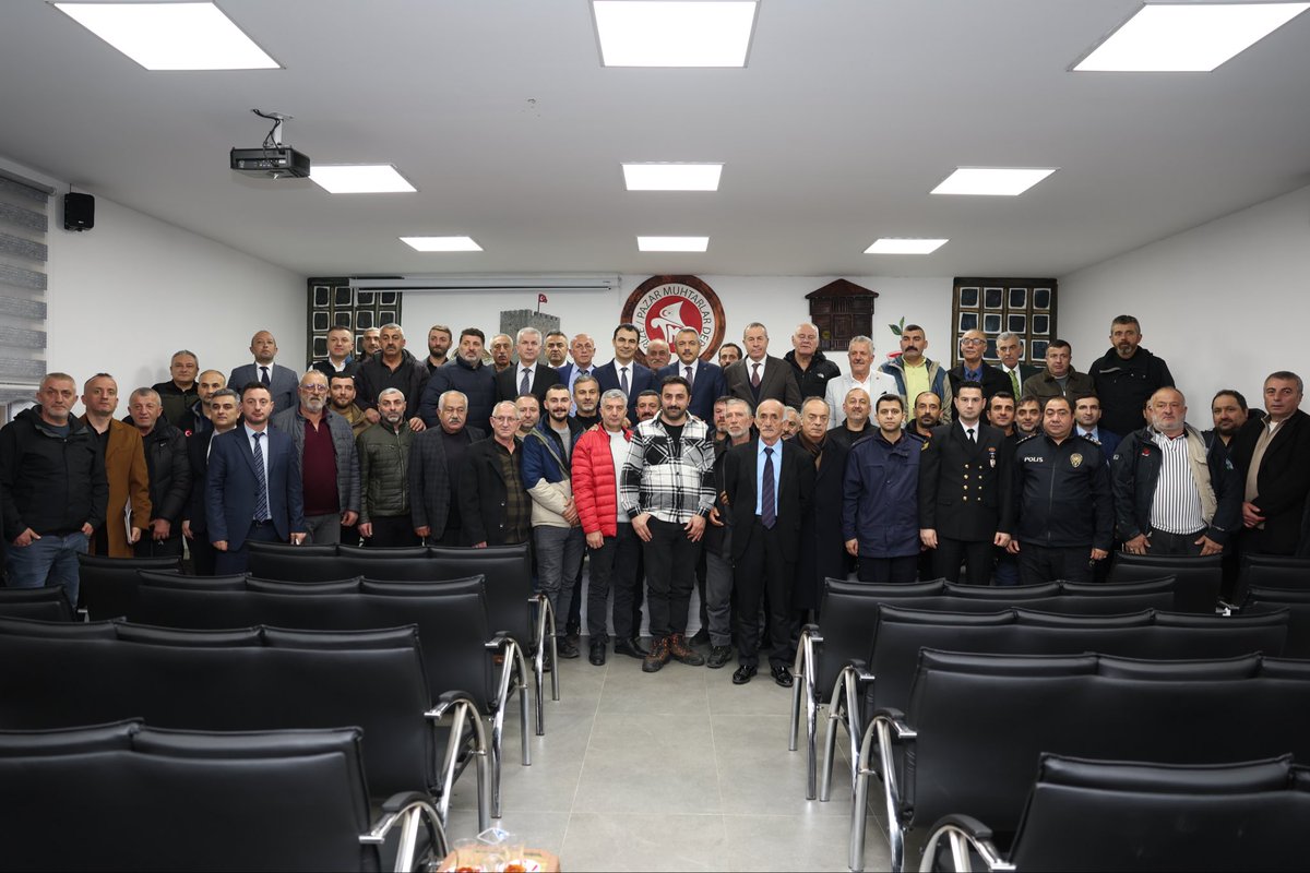 RizeVali's tweet photo. Vali Baydaş, Pazar’da Muhtarlarla Buluştu.

İlçe ziyaretleri ve “Muhtarla Buluşma” programlarına devam eden Valimiz Sayın @ihsanselimb, Pazar  ilçemizde düzenlenen Muhtarlar Buluşması'na katılarak muhtarların sorun ve taleplerini dinledi.

Pazar Muhtarlar Derneğinde köy ve mahalle muhtarlarıyla bir araya gelen Vali Baydaş, muhtarların sorun ve taleplerini dinledi.

Vali Baydaş, ilçe ziyaretlerinde gerçekleştirdikleri muhtarlar buluşmasında, kurum müdürleriyle muhtarları bir araya getirdiklerini; sorun ve taleplerin birinci ağızdan ilgili kuruma iletilerek çözümün hızlıca sağlanmasını hedeflediklerini ifade etti. Bu anlamda, ilgili kurum müdürleriyle muhtarların bir araya gelmeye devam edeceklerini belirtti.

Toplantıda muhtarlar, bölgelerindeki altyapı, ulaşım ve sosyal hizmetlere ilişkin sorun ve taleplerini dile getirdi. Vali Baydaş, iletilen her bir talebi not alarak çözüm önerileri üzerine istişarelerde bulundu. Sorunların ivedilikle çözüme kavuşturulması amacıyla toplantıda hazır bulunan ilgili kurum müdürlerine gerekli talimatları verdi.

Toplantılara; Pazar Kaymakamı Hamza İnam,  Pazar Belediye Başkan Neşet Çakır, Çevre, İl Özel İdaresi Genel Sekreteri Ümit Hüseyin Sarı, Şehircilik ve İklim Değişikliği İl Müdürü Ali Serkan Savaş, AFAD İl Müdürü Vekili Samittin Aydın, Karayolları 103. Şube Şefi Burak Şara, DSİ Şube Müdürü Kasım Kazdal, Aksa Doğalgaz Rize İşletme Müdürü Mehmet Akif Metin, Çoruh Elektrik Müdürü Muhammet Özkurt, Telekom Müdürü Yrd. Casim Bektaş, İl Genel Meclisi Üyeleri, Belediye Meclisi Üyeleri ve muhtarlar katıldı.

@PAZARKAYMAKAMLI
@rizeozelidare
@AFADRize
