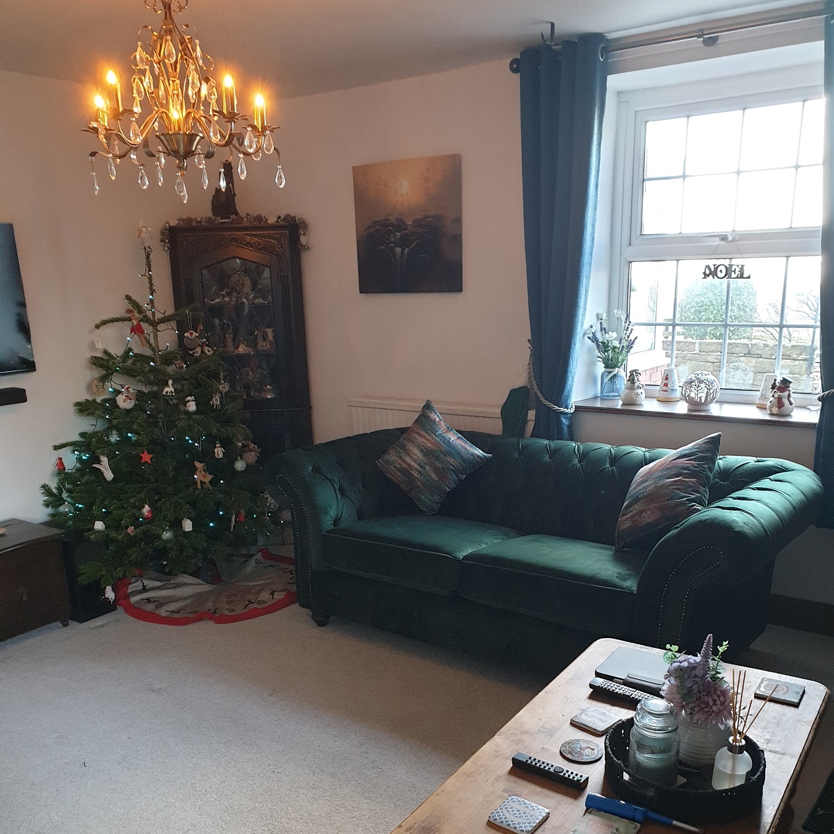 OakFurnitureCo's tweet image. Thank you, Mr Clark, for sending us these pictures of your new #ChesterfieldSofas in #Green Velvet in situ. They look amazing and match in with your feature wall perfectly.😍 Thanks for choosing us to furnish your beautiful home.❤
-

#sofa #sofas #settee #couch #chesterfieldsofa