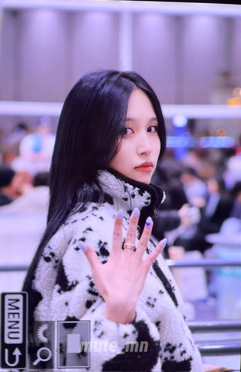 mndhtw's tweet image. She is showing her nails which she did yesterday 🥹 awwww my babygirl is so cute. And yes they are very pretty &amp;amp; I'll see them from far 😌😂
#MINA #미나 #ミナ