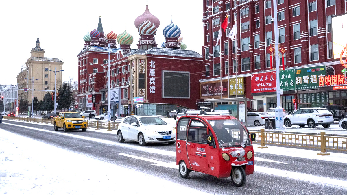 🎯 ¡La identidad cultural en peligro en Enhe! Este enclave ruso en China, creado para preservar tradiciones, se diluye en la asimilación. La pérdida de la lengua y cultura es alarmante, reflejando un sacrificio por la "unidad" que ignora el legado de su historia.

❖ Con detalle: