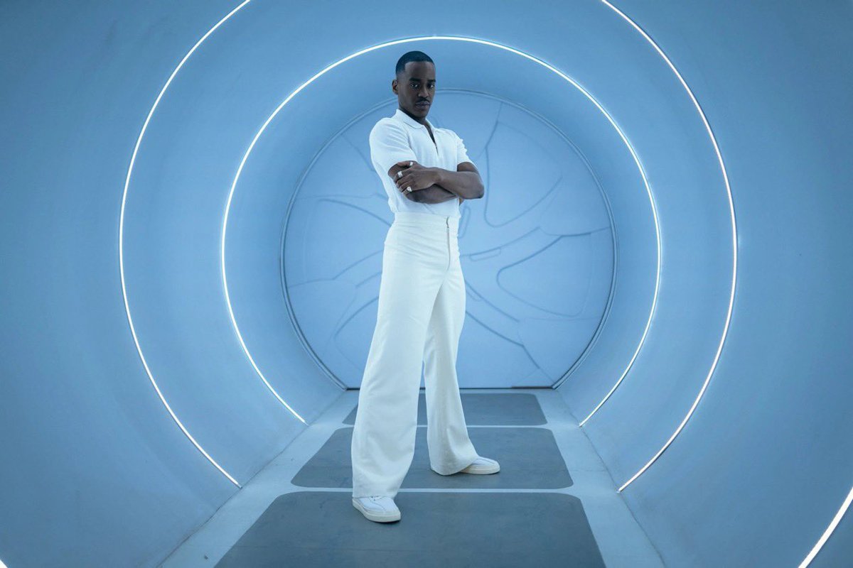 I still can’t believe that Ncuti Gatwa’s Doctor was put between two old faces of the show history, that’s is so disrespectful to him.