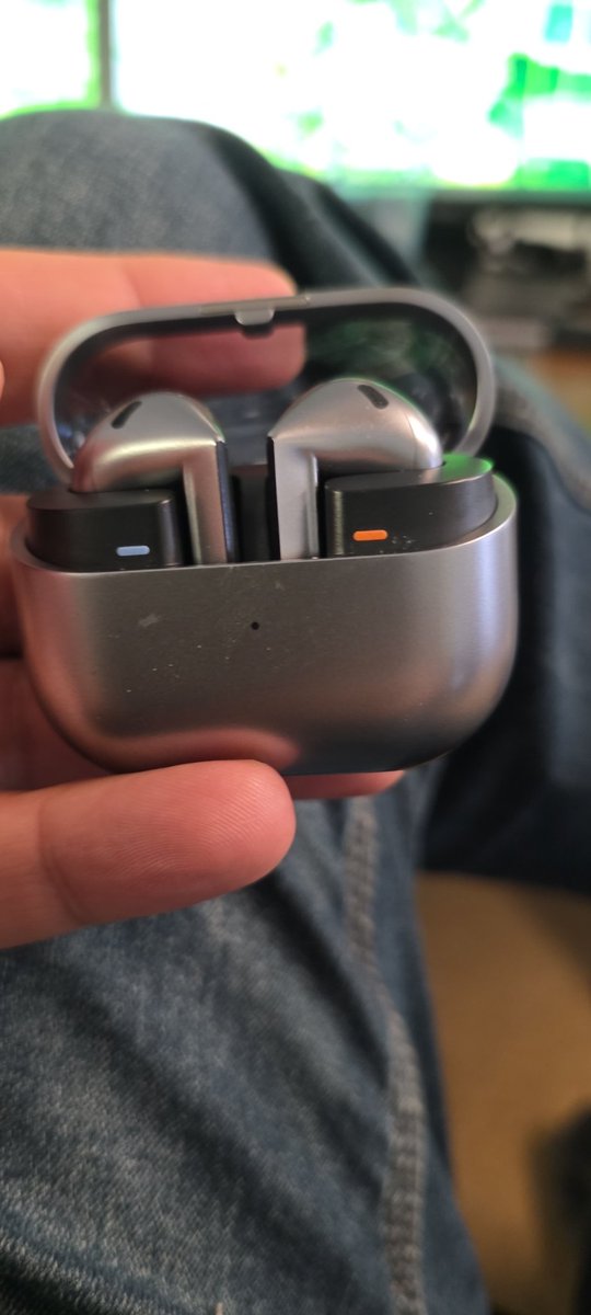 webphoria's tweet image. Galaxy bud battery life is awful - if I didn't get them free i would have thrown them away and bought new airpods @SamsungUK