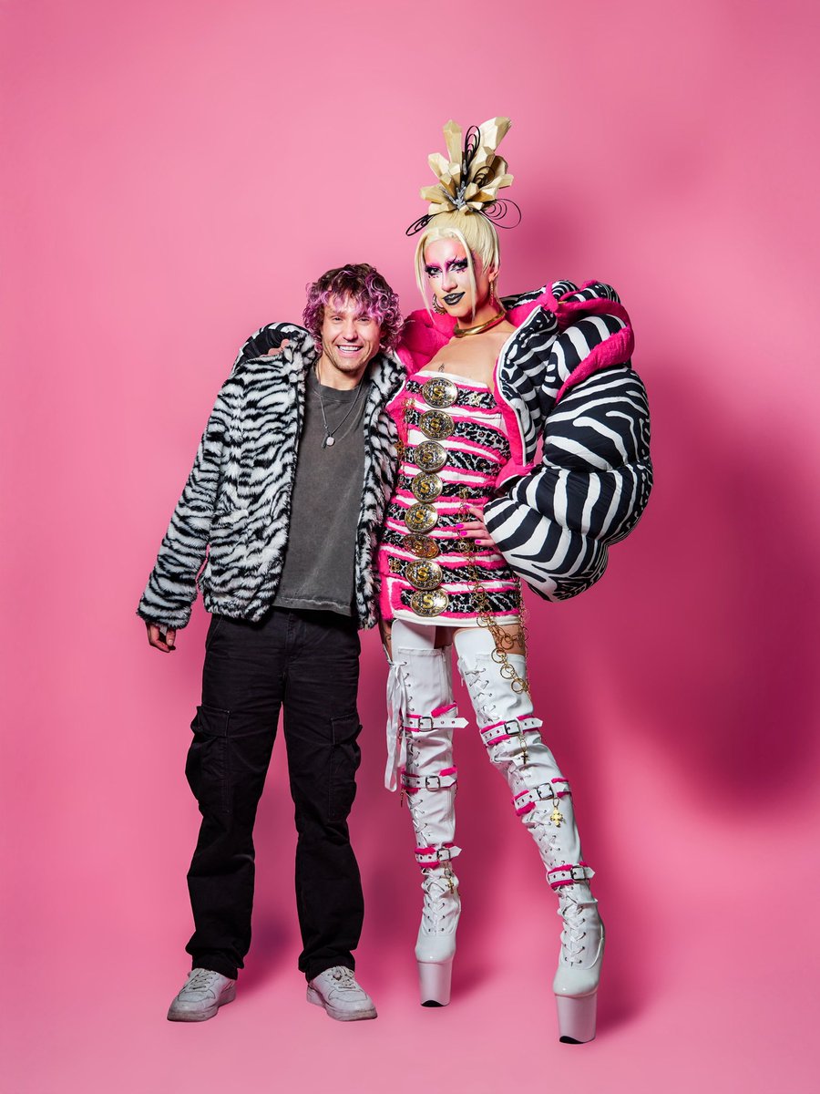 My bf is on twitter now! Go follow <a href="/Sunshine54_/">Sunshine Glitterchild</a> !