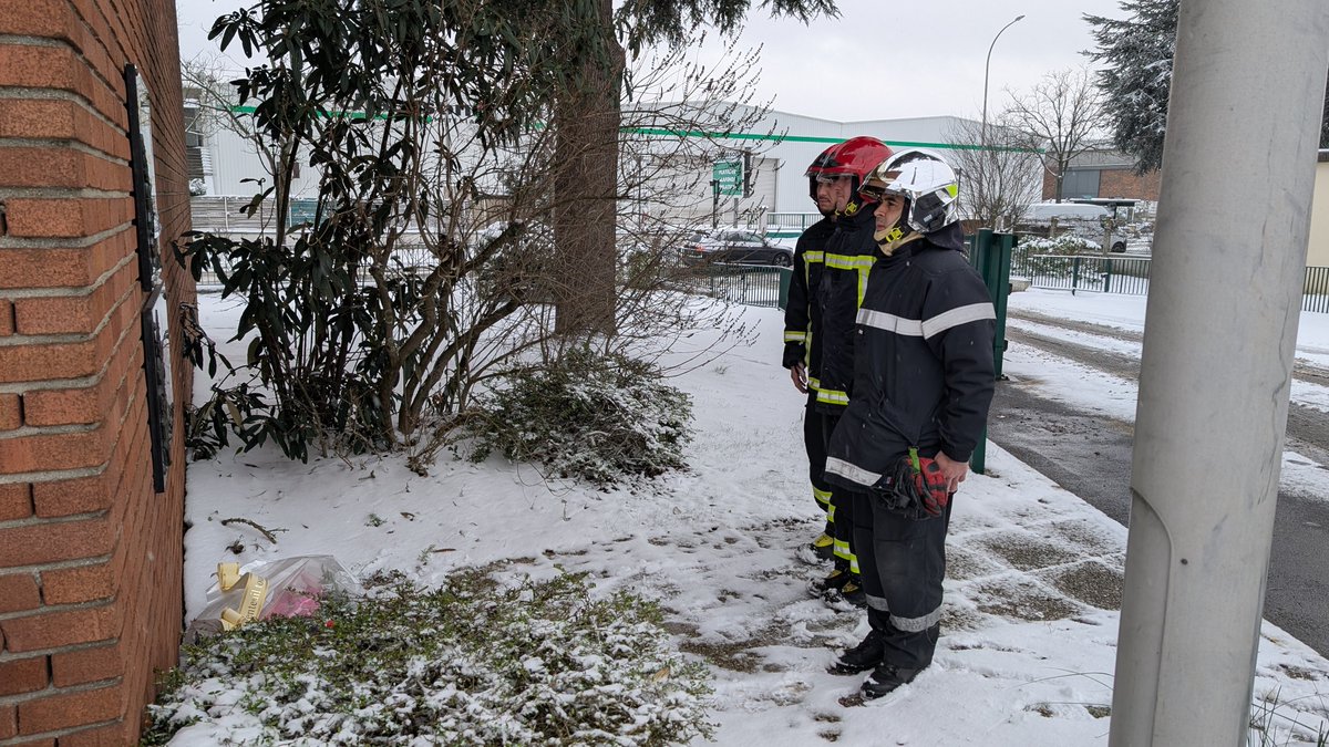 Sdis_95's tweet image. [#devoirdememoire]
Il y a un an, nous perdions un ami et collègue, l’Adjudant Clément Bally.🕊️

Aujourd’hui, sapeurs-pompiers de l’Oise et du Val d’Oise lui rendent un hommage solennel et conjoint. 

Tôt ce matin s’est tenu un rassemblement au centre de secours de La…